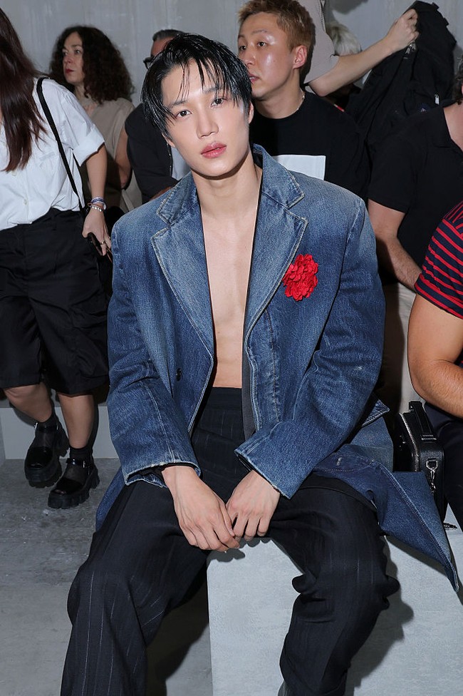 Saat tiba di red carpet Prada Spring/Summer 2026 Menswear Fashion Show, Kai mengekspos otot dan perut sixpack-nya. Dia tampil dalam balutan blazer hitam dan denim coat, dengan kancing yang dibiarkan terbuka. Foto: Getty Images