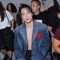 Saat tiba di red carpet Prada Spring/Summer 2026 Menswear Fashion Show, Kai mengekspos otot dan perut sixpack-nya. Dia tampil dalam balutan blazer hitam dan denim coat, dengan kancing yang dibiarkan terbuka. Foto: Getty Images