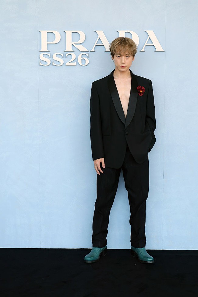Sakaguchi Kentaro baru-baru ini kembali ke Jepang usai menyelesaikan kegiatan promosi di Korea Selatan. Dia mewakili Prada sebagai brand ambassador sejak tahun 2020. Foto: Getty Images