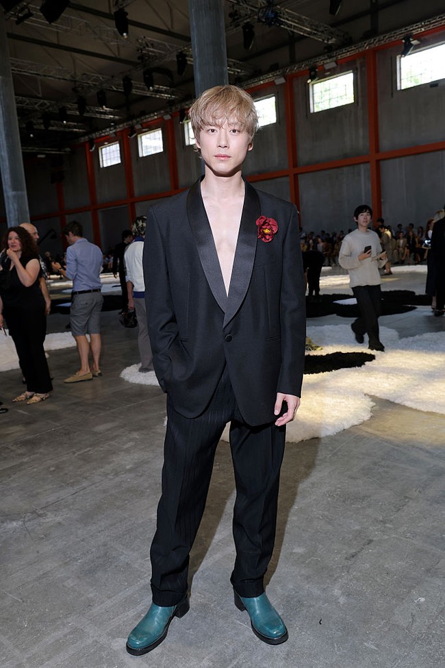 Seperti Kai EXO dan Lee Do Hyun, Sakaguchi Kentaro tampil tanpa dalaman saat memakai setelan blazer dan celana hitam. Pilihan boots berwarna tosca jadi statement. Foto: Getty Images