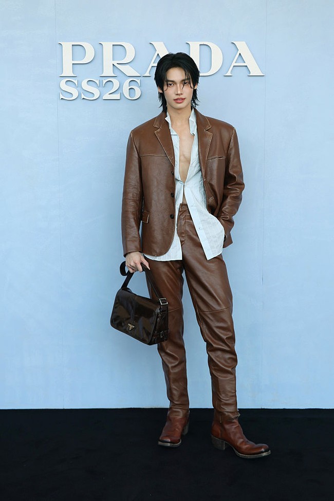 Menyusul popularitasnya, Win Metawin didapuk menjadi global ambassador Prada pertama asal Thailand pada awal tahun 2023. Namanya melambung usai membintangi 2gether dan kini memulai syuting karya adaptasi drama Korea Scarlet Heart Ryeo. Foto: Getty Images