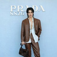 Menyusul popularitasnya, Win Metawin didapuk menjadi global ambassador Prada pertama asal Thailand pada awal tahun 2023. Namanya melambung usai membintangi 2gether dan kini memulai syuting karya adaptasi drama Korea Scarlet Heart Ryeo. Foto: Getty Images