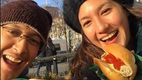 Sampai sekarang Dimas belum memberikan konfirmasi apapun di Instagramnya. Di akunnya, lebih banyak foto-fotonya kulineran bersama sang istri dan keluarga. Foto: Instagram Dimas Anggara