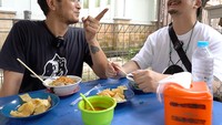 Selalu suka dengan makanan tradisional, Dimas dan Nadine kerap merayakan acara ulang tahun sampai pesta lainnya dengan menu nasi tumpeng. Foto: Instagram Dimas Anggara
