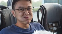 Di sela-sela kesibukannya syuting film, Dimas sempatkan waktu makan nasi kuning lengkap dengan lauk orek tempe. Foto: Instagram Dimas Anggara
