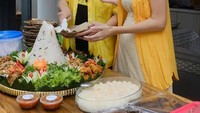 Kembali gelar acara di rumah, Nadine dan Dimas kompak pakai pakaian serba kuning dengan nasi liwet tumpeng yang jadi menu utamanya. Foto: Instagram Dimas Anggara