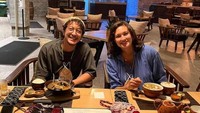 Menghabiskan waktu bersama, Nadine dan Dimas pilih restoran ala Jepang untuk agenda makan-makan romantis mereka. Foto: Instagram Dimas Anggara