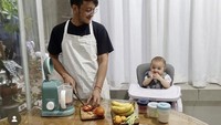 Masak menu MPASI untuk buah hatinya, Dimas mengolah tomat, pisang hingga buah jeruk. Foto: Instagram Dimas Anggara