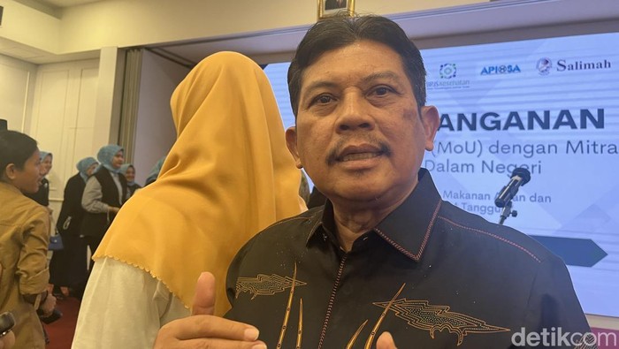 Dirut BPJS Kesehatan menjawab soal kabar 7,3 juta peserta PBI yang dinonaktifkan saat ditemui di Gedung BPOM, Jakarta Pusat, Selasa (24/6/2025).