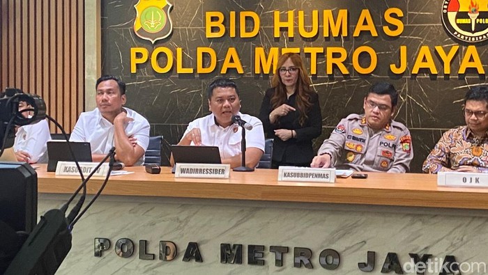 Ditressiber Polda Metro Jaya mengungkap kasus penipuan modus sebar SMS phising mengaku pihak bank. Kasus ini dikendalikan 3 warga negara (WN) Malaysia.