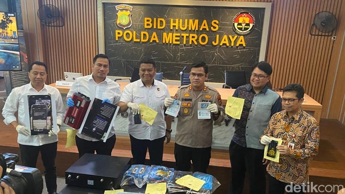 Ditressiber Polda Metro Jaya mengungkap kasus penipuan modus sebar SMS phising mengaku pihak bank. Kasus ini dikendalikan 3 warga negara (WN) Malaysia.