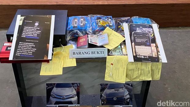 Ditressiber Polda Metro Jaya mengungkap kasus penipuan modus sebar SMS phising mengaku pihak bank. Kasus ini dikendalikan 3 warga negara (WN) Malaysia.