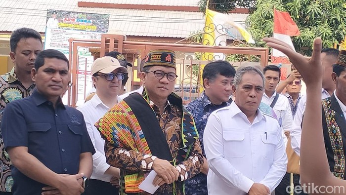 Wakil Ketua  Komisi IV DPR RI Ahmad Yohan (kiri) mendampingi Menteri Desa, Pembangunan Daerah Tertinggal, dan Transmigrasi, Yandri Susanto, di Manggarai Barat, Senin (23/6/2025).