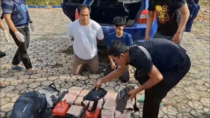 Dua kurir sabu 15 kg saat ditangkap polisi