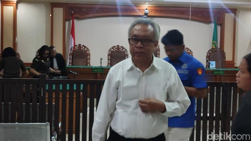Eks Ketua LPD Intaran Sanur Kauh, Denpasar, I Wayan Mudana, keluar dari ruang sidang, Selasa (24/6/2025).