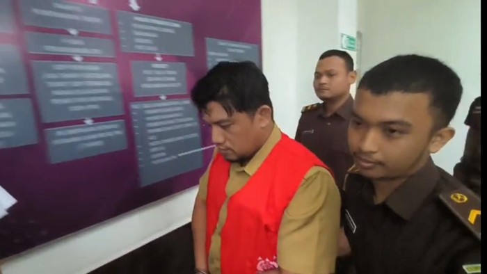 Eks Sekdis Kominfo Maros jadi tersangka korupsi belanja internet Rp 1 miliar.