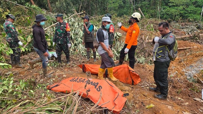 Evakuasi dua korban meninggal tertimbun longsor di Parigi Moutong (Parimo).