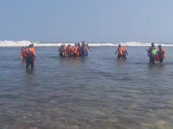 Evakuasi korban laka laut di Pantai Watu Kodok, Gunungkidul, Selasa (24/6/2025).