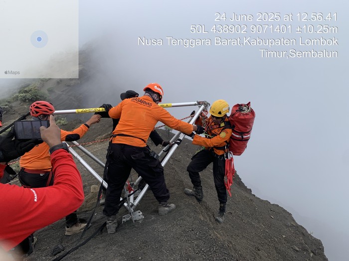 Evakuasi Turis Brasil Jatuh di Gunung Rinjani