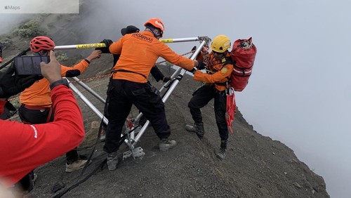Evakuasi Turis Brasil Jatuh di Gunung Rinjani