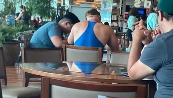 Pria menggunakan pakaian senam perempuan, coba lihat lagi? Foto: Brightside