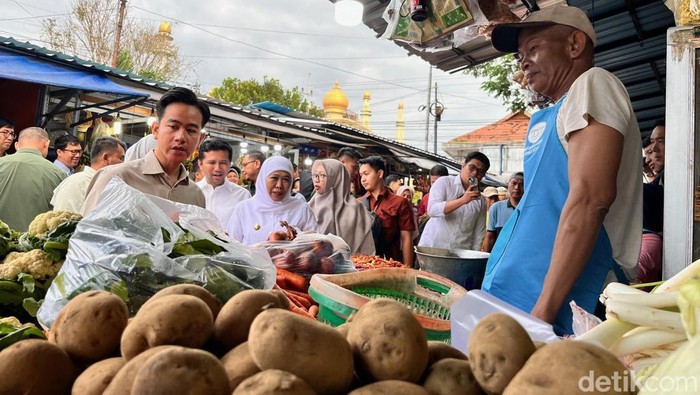 Gibran Acungkan Jempol di Akhir Lawatan ke Banyuwangi