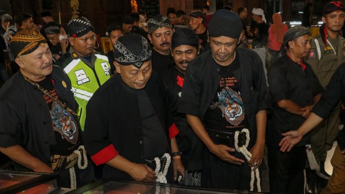 Bupati Ponorogo Sugiri saat melihat pameran keris