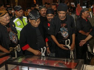 5 Paguyuban Pamerkan 180 Pusaka Bersejarah di Grebeg Suro 2025