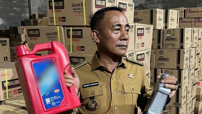 Gudang oli palsu di Kubu Raya digerebek.
