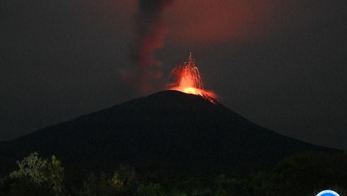 Letusan Gunung Ile Lewotolok Senin malam (23/6/2025).