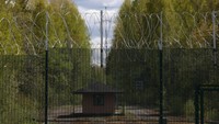 Proyek pembangunan pagar ini dipercepat menyusul kekhawatiran Finlandia terhadap potensi pelanggaran perbatasan di tengah konflik kawasan. REUTERS/Leonhard Foeger