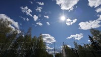 Tampak pagar baja membentang di kawasan Nuijamaa, Finlandia, sebagai pemisah wilayah dengan Rusia, Rabu (21/5/2025). REUTERS/Leonhard Foeger
