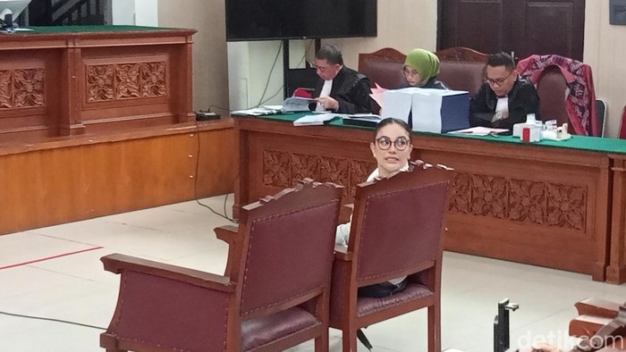Hakim Tegur Nikita Mirzani Sebab Tak Fokus Dengarkan Dakwaan Nikita Mirzani jalani persidangan di PN Selatan, Selasa (24/6/2025).
