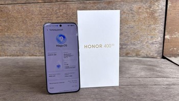 Honor 400 hadir dengan desain modern yang ramping, mengusung layar AMOLED 6,55 inci beresolusi 1.224x2.700 piksel (FHD+). Layar ini mendukung refresh rate 120 Hz untuk pengalaman visual yang mulus. Foto: Rizqy Nur Amalia/detikINET