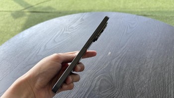 Honor 400 ukurannya 156,3×74,7×7,8mm. Beratnya 196 gram, sungguh ramping dan ringan. Foto: Rizqy Nur Amalia/detikINET