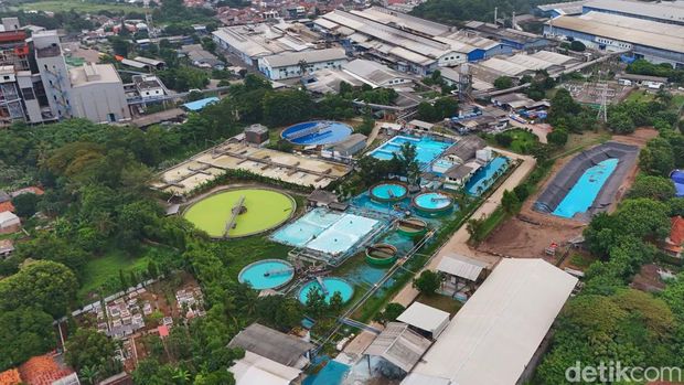 IPAL milik PT Pindo Deli Pulp and Paper Mills 1, saat proses produksi dan membuang limbah ke Sungai Citarum, Kecamatan Telukjambe Timur, Kabupaten Karawang