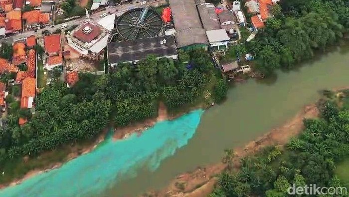 IPAL milik PT Pindo Deli Pulp and Paper Mills 1, saat proses produksi dan membuang limbah ke Sungai Citarum, Kecamatan Telukjambe Timur, Kabupaten Karawang