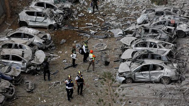 Emergency personnel work amid debris at an impacted residential site, following a missile attack from Iran on Israel, amid the Israel-Iran conflict, in Be'er Sheva, Israel June 24, 2025. REUTERS/Amir Cohen