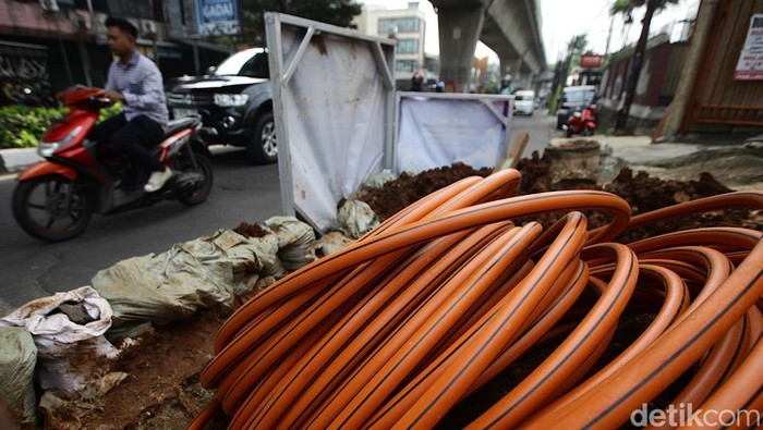 Jakarta Cantik Tanpa Kabel, Penataan Jaringan Utilitas Digeber Warga dan pengendaraΒ melintasi proyek galian kabel fiber di Jl Ciledug Raya, Cipulir, Kebayoran Lama, Jakarta, Selasa (24/6/2025).Β Pemprov Jakarta akan melakukanΒ pembangunan jaringan utilitas di 9 lokasi untuk mewujudkan Jakarta cantik tanpa kabel.