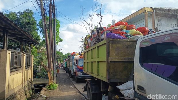 Jalan AMD Makassar di Kecamatan Manggala, Makassar, imbas antrean truk sampah di TPA Antang.