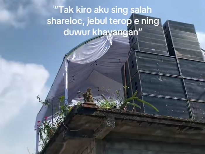 Jasa vendor dekorasi ini merekam lokasi tenda pelaminan yang ada di atas rumah. Jasa vendor dekorasi ini merekam lokasi tenda pelaminan yang ada di atas rumah.