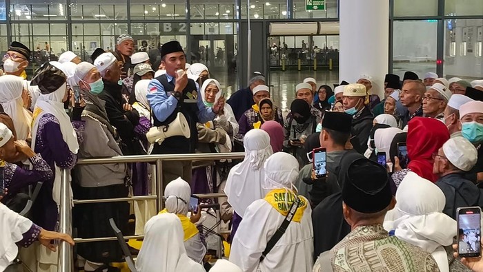 Jemaah haji kloter 42 dan 44 asal Banyuwangi saat tertahan di Bandara Jeddah.