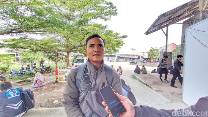 Aditya, pencari kerja datang dari Ciamis ke Kabupaten Bandung demi mendapat pekerjaan. Dia melamar di acara job fair pada Selasa (24/6/2025).