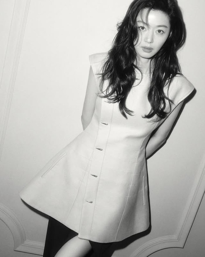 Aktris Korea Selatan Jun Ji Hyun (Gianna Jun) dalam foto untuk perayaan 28 tahun kariernya di industri hiburan Korea Selatan, diunggah ke Instagram resmi manajemen IEUM HASHTAG.