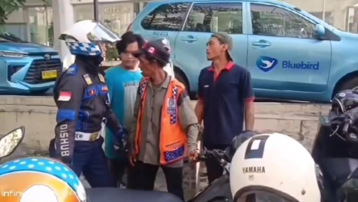 Jukir liar dan sejumlah pria melawan petugas Dishub Medan yang ingin melakukan penertiban di Jalan Jawa