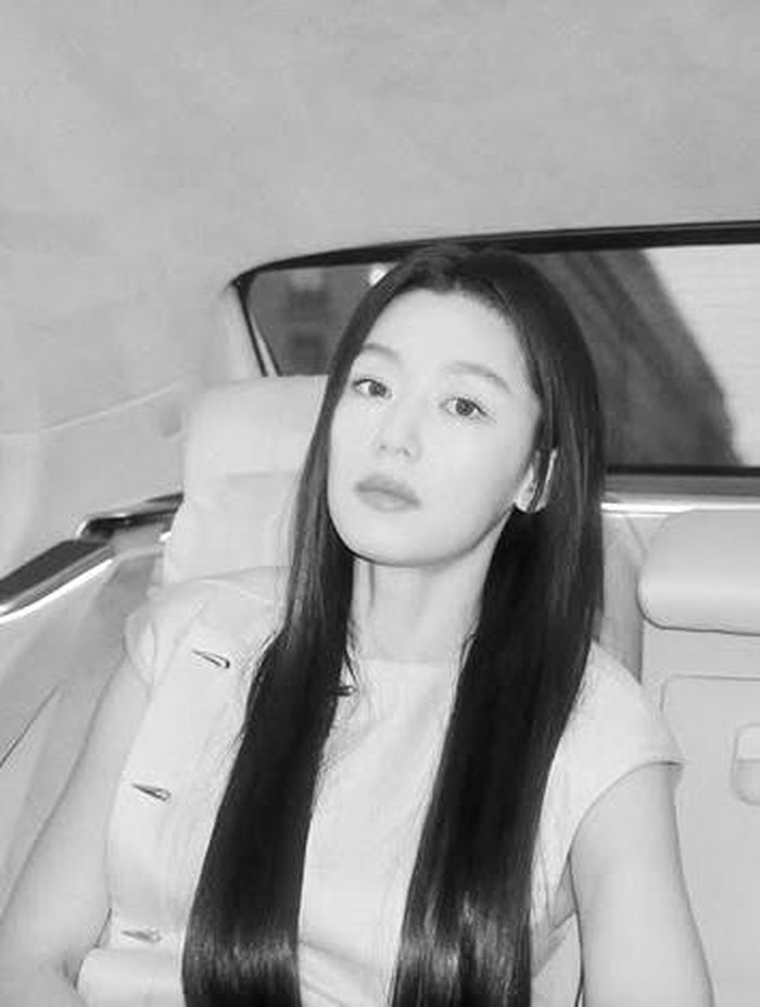 Aktris Korea Selatan Jun Ji Hyun (Gianna Jun) difoto saat menghadiri acara Louis Vuitton, diunggah ke Instagram resmi manajemen IEUM HASHTAG.