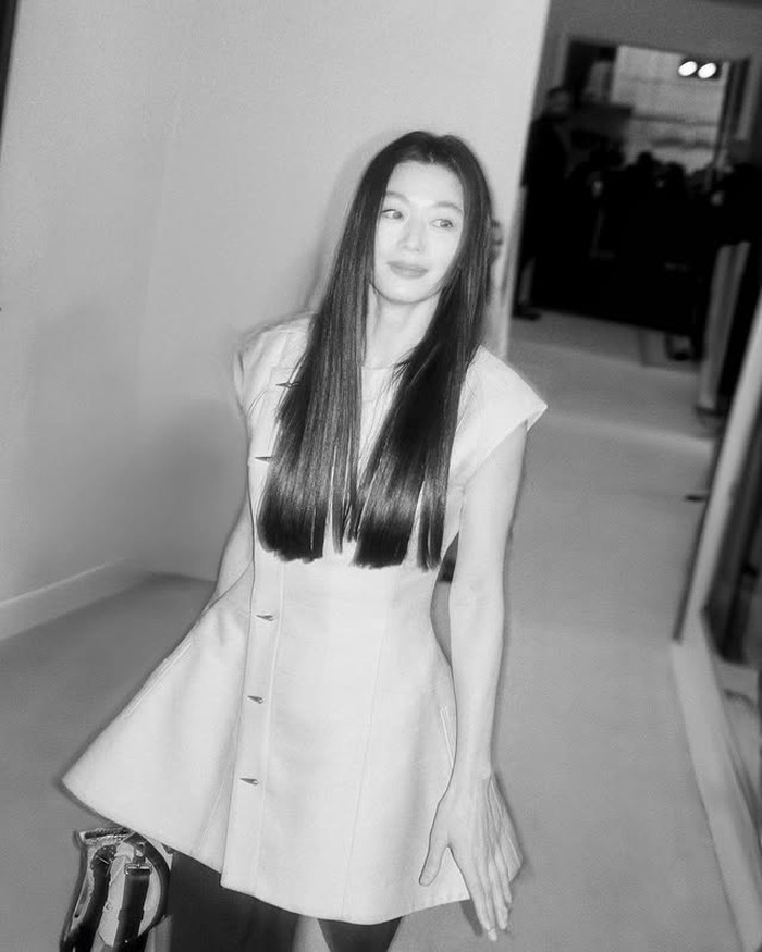 Aktris Korea Selatan Jun Ji Hyun (Gianna Jun) difoto saat menghadiri acara Louis Vuitton, diunggah ke Instagram resmi manajemen IEUM HASHTAG.