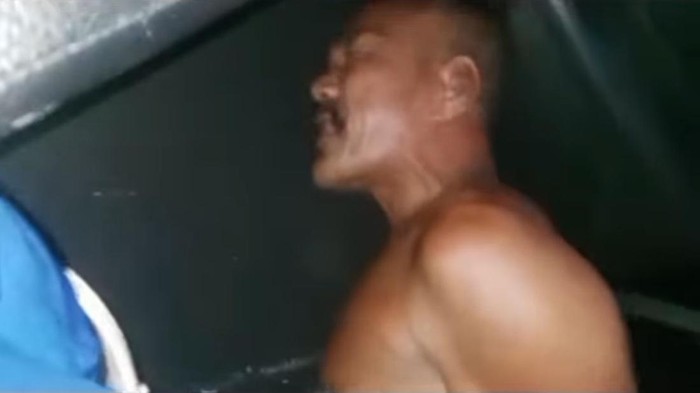 Kakek pelaku cabul di Sambas diamankan warga. Foto: tangkapan layar video/istimewa