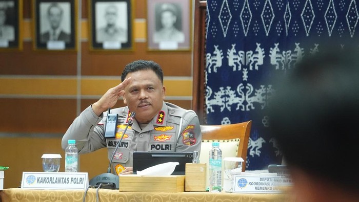 Kakorlantas Polri Irjen Agus Suryonugroho diskusi bersama sopir sosialisasi kendaraan over dimension and overload