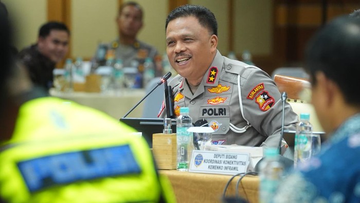 Kakorlantas Polri Irjen Agus Suryonugroho diskusi bersama sopir sosialisasi kendaraan over dimension and overload